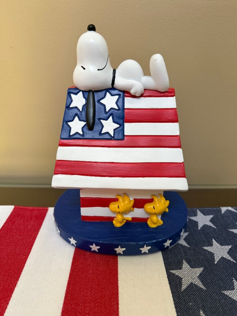 NWT Patriotic Stars & Stripes Snoopy on Doghouse & 2 Woodstocks Table Top Decor